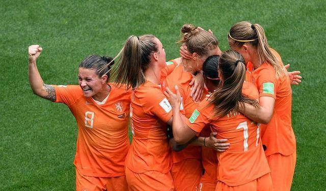 三亿体育体育在线-荷兰女足展现出色表现，轻松晋级八强