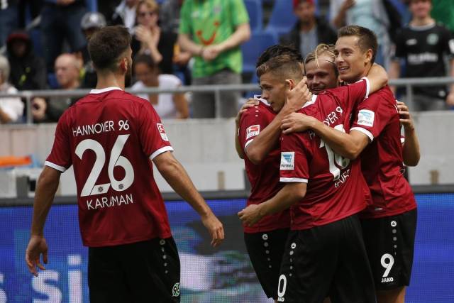 关于沙尔克04客场逼平对手，抢得一分的信息