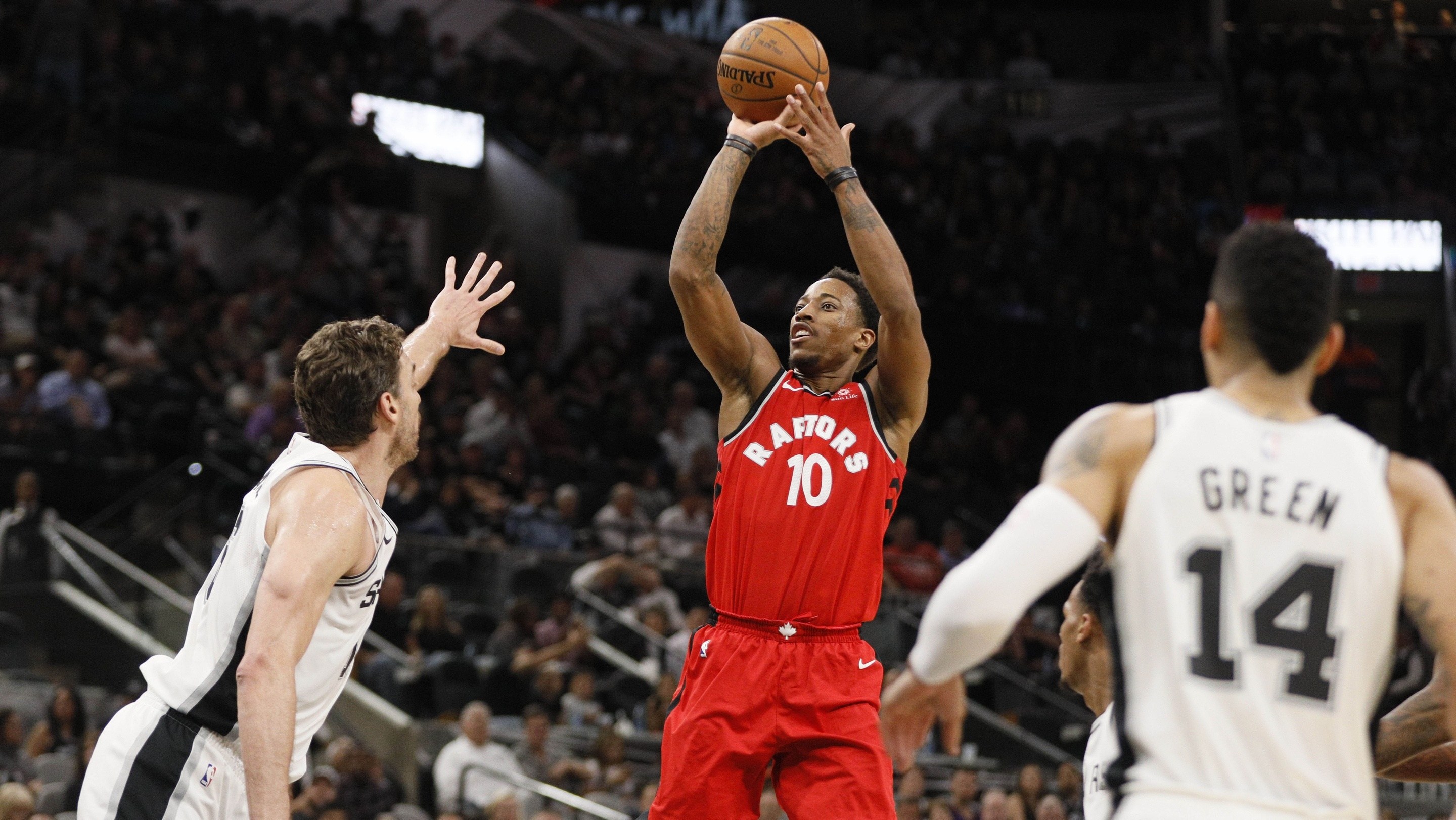 三亿体育体育电竞-猛龙客场胜马刺，取得胜利后庆祝