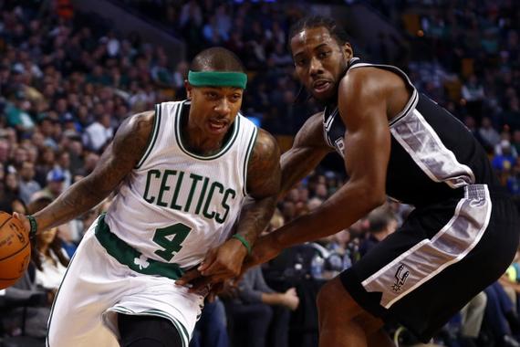 猛龙客场胜马刺，取得胜利后庆祝