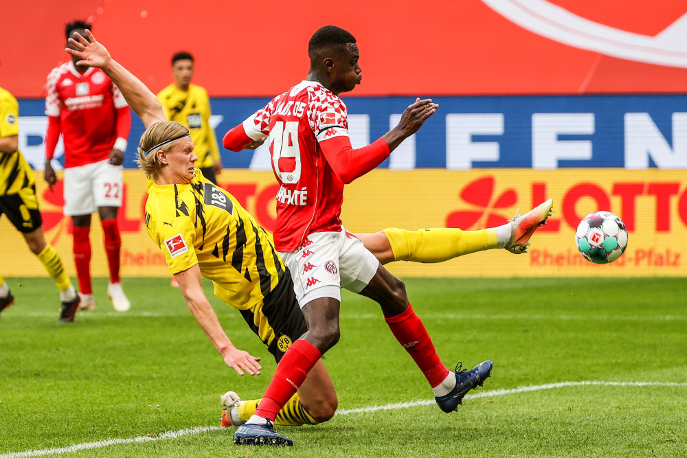 三亿体育体育在线-美因茨队在比赛中展现出高水平球技