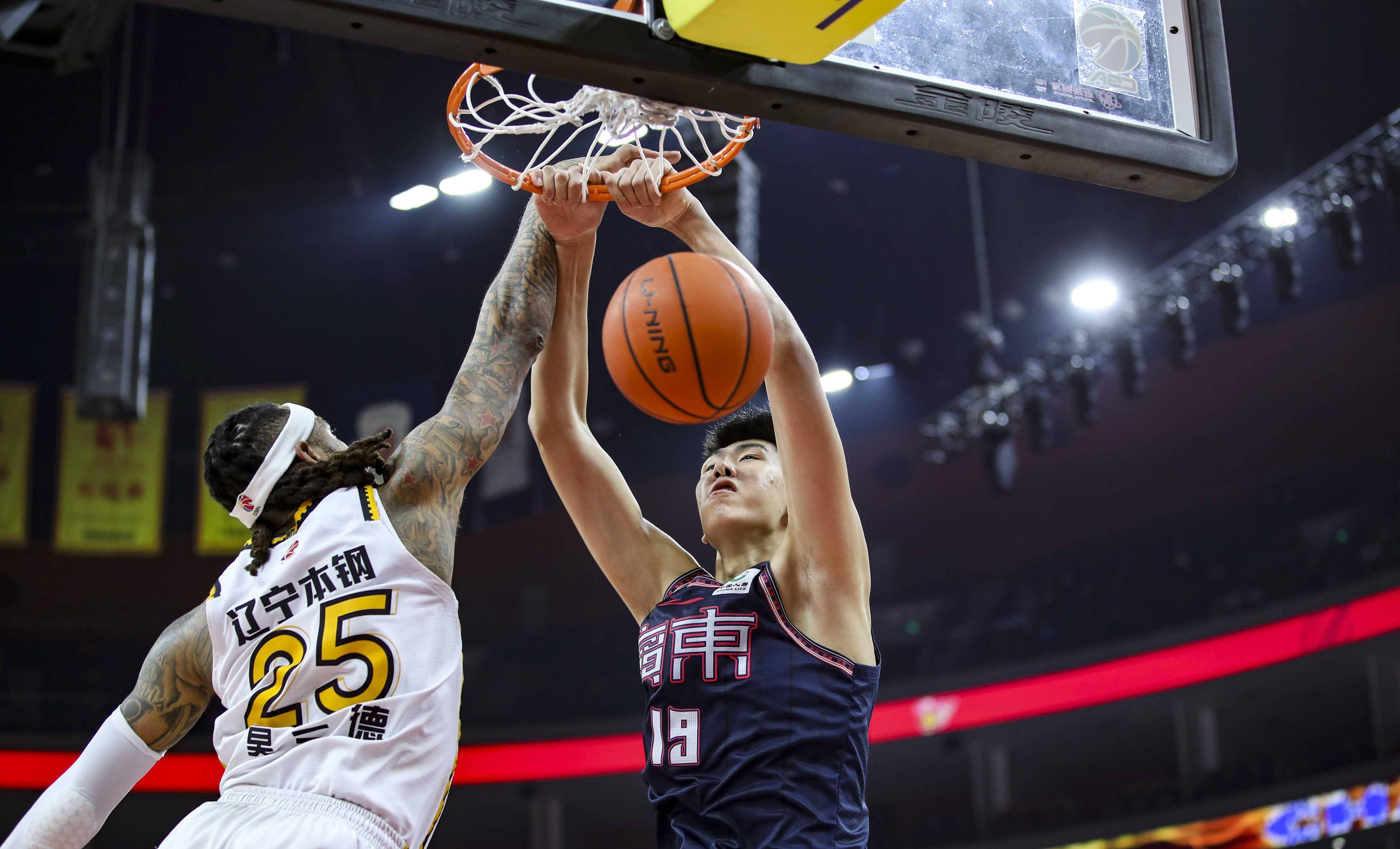 篮球比赛中的精彩瞬间引发球迷热议的简单介绍