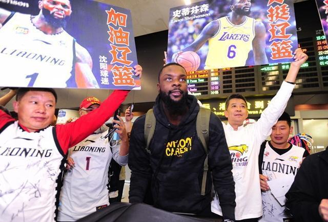 三亿体育体育登录-天王巨星现身助威，球迷热泪盈眶！