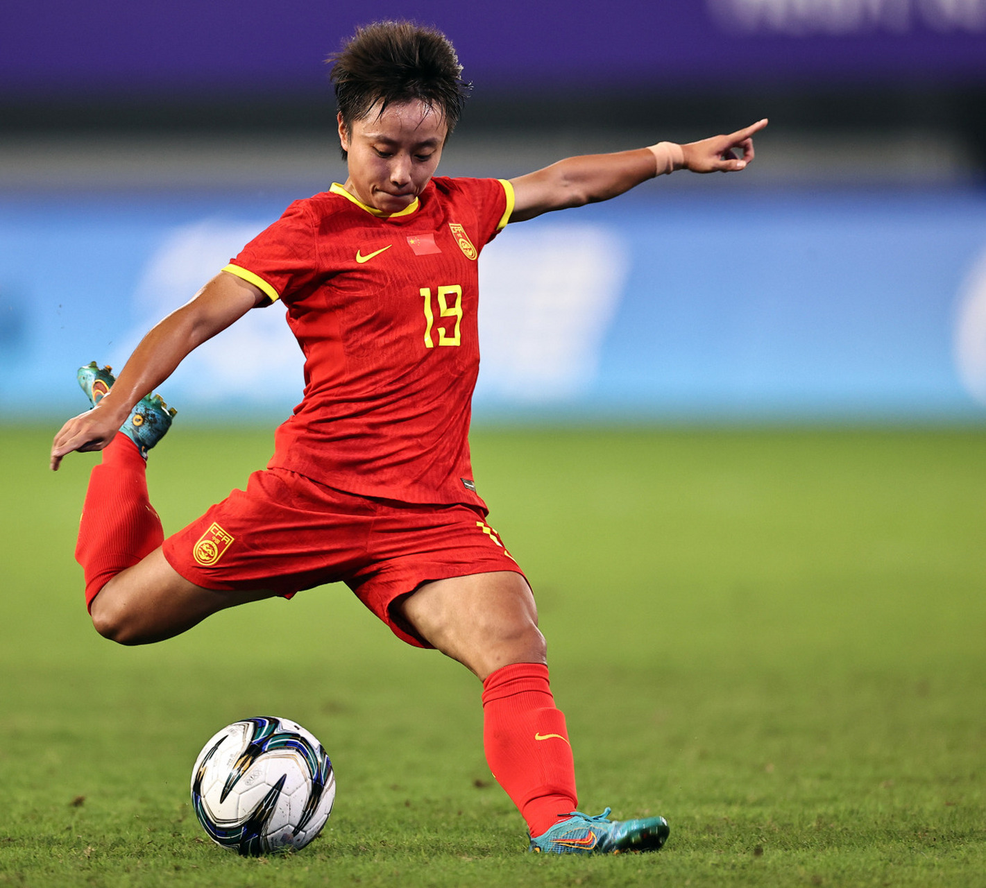 足球比赛中,女球员精神焕发风采 足球比赛中,女球员精神焕发风采