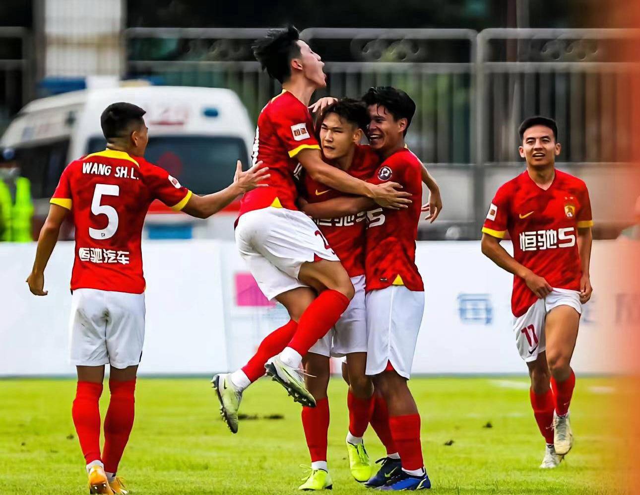 关于广州恒大实现四连胜，积分领跑的信息