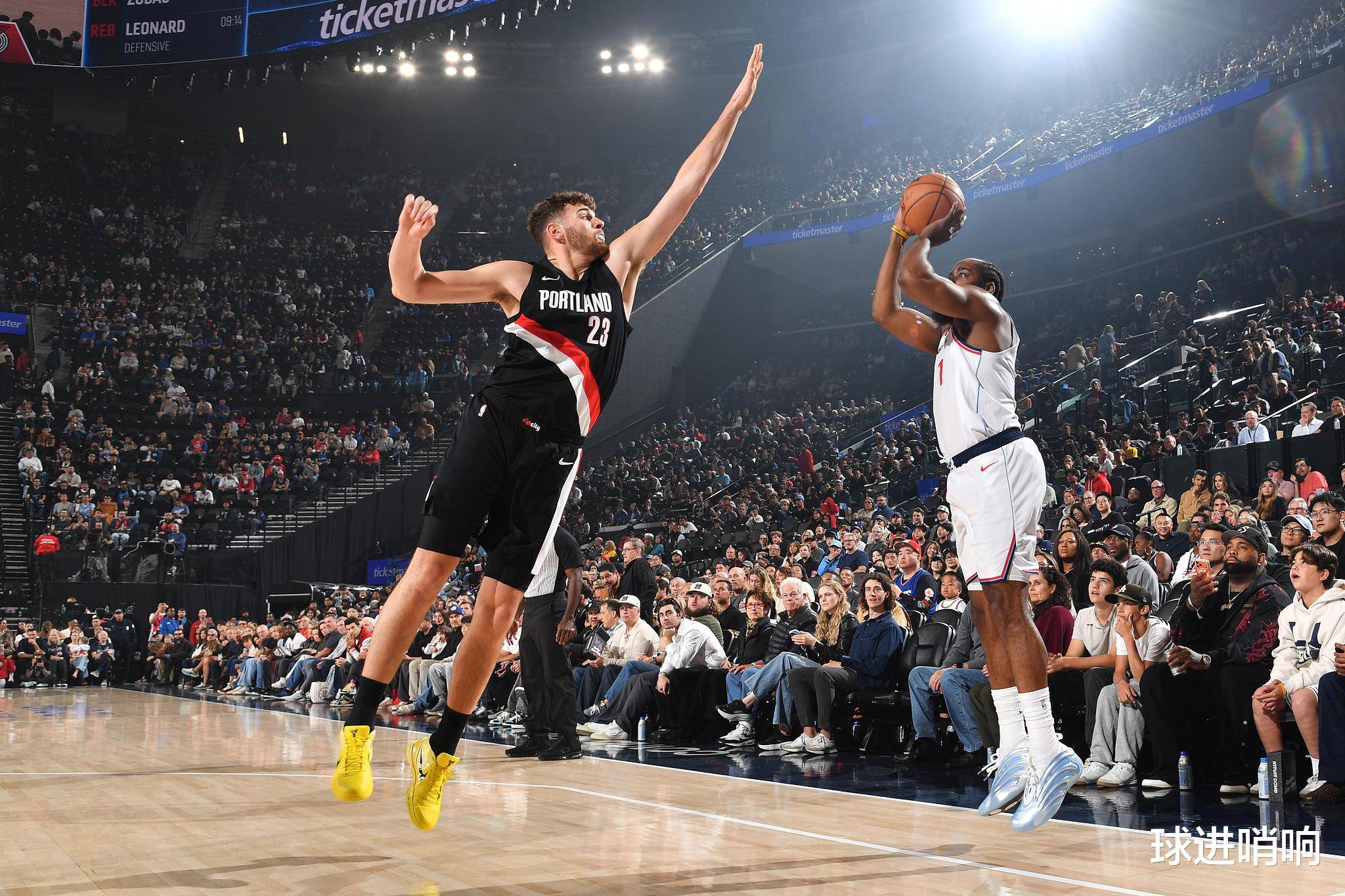 包含乔治续约快船，延续球队核心实力的词条